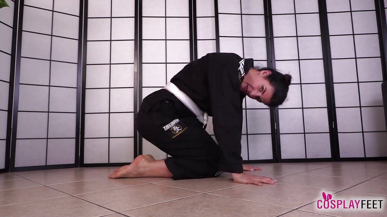 Η δασκάλα καράτε Bianca Blance σας δείχνει πώς να χρησιμοποιείτε τα σέξι πόδια σας προς όφελός σας