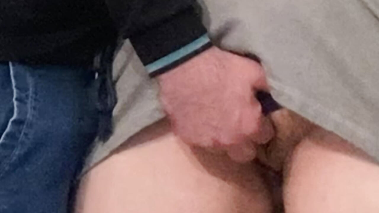 붐비는 지하철에서 손가락으로 털이 무성한 보지