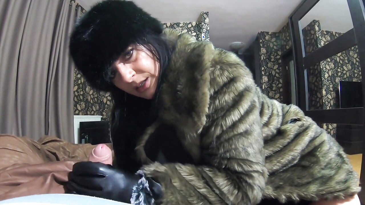 Milfycalla- Deep Blow-job and Cum Play While Wearing a Hot Green Fur-coat, Leather Gloves and Long Boots 213