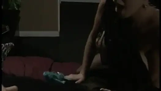 Çarpıcı iyi şekilli esmer bayan ıslak geniş göt deliğini sikiyor