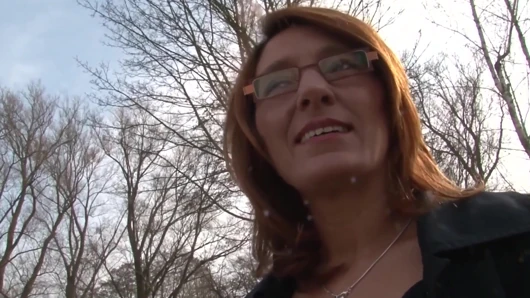 Geile reife brünette fingert und spielt mit ihrer tropfende muschi