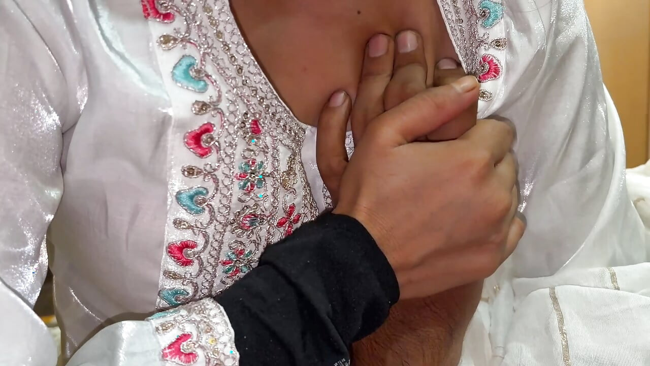 Üvey erkek kardeş, üvey kız kardeşinin sikini emdi