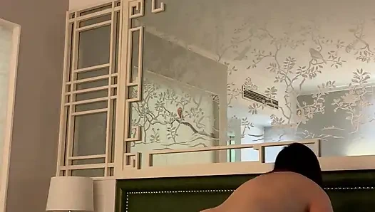 Lulu Wild - iş lulu'yu otel penceresinde herkesin vücudunu görmesi için sikiyor