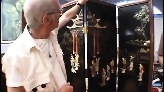 Yaşlı ve genç üçlü grup seks orta yaşlı seksi kadın sikişiyor