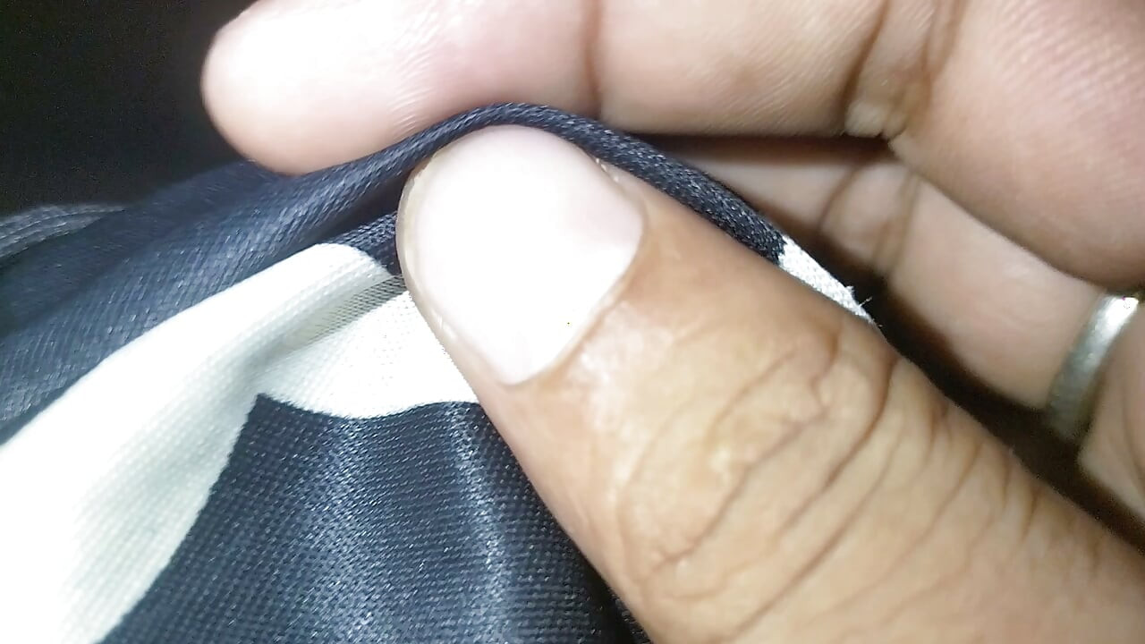 Apni beti ka panty le kar muth mara