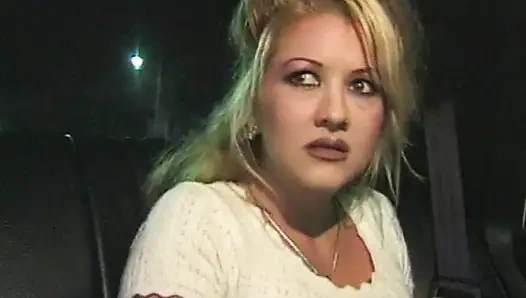 Wilde Taxifahrt: Heiße Blonde im Auto