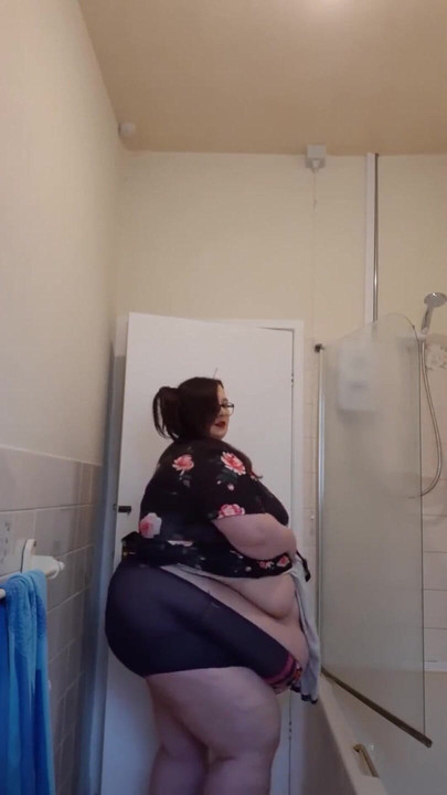 Η SSBBW πειράζει πριν το ντους