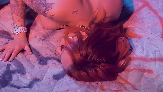 Büyük memeli kızıl saçlı bebek büyük zenci yarağı tarafından sikiliyor