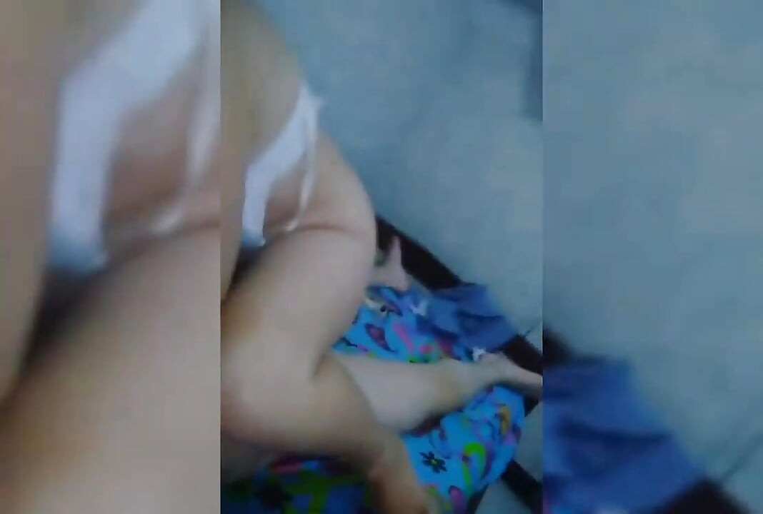 Podczas gdy moja dziewczyna walczy ze mną, moja przyrodnia siostra chce ssie mojego kutasa i uzyskać spermę z niego. Ona jest z Nowego Jorku United s