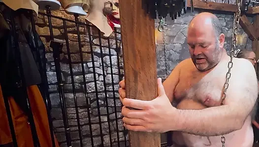 Bölüm 3:- Stephanie için Domina Satana ve Lanista Bear ile yeterince yarak emmediği için ceza seansı.