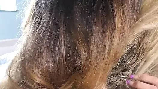 Cewek rambut pirang dan rambut cokelat ngocok kontol
