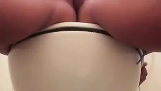 Heiß in Der Toilette Mit Orgasmus