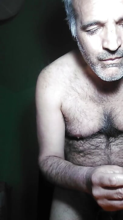 أتصل بفتاة ، وبينما أتحدث معها ، أداعب قضيبي مع كراتي المربوطة بدانتيل حذائي الرياضي.