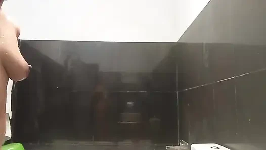 Ateşli ve baharatlı latin bebek Julia Bloom düzgün vücutlu vücudunu göstermek ve tatlı amcığıyla orgazm olmak için oynamak için soyunuyor