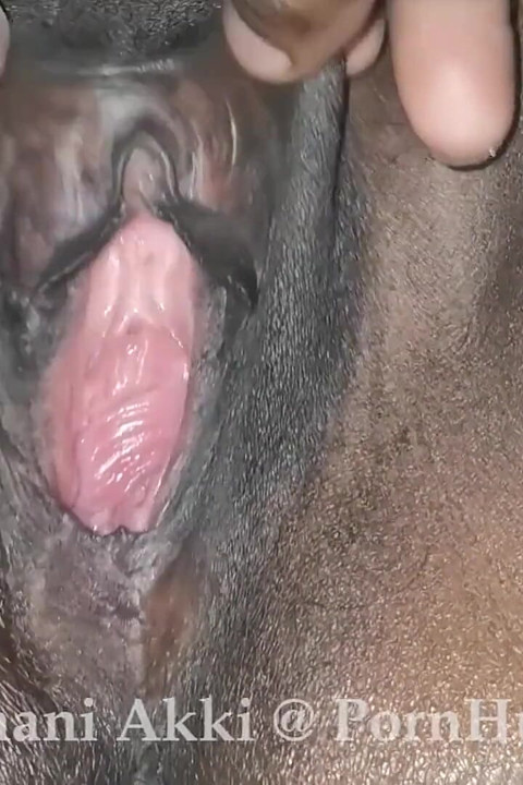 Sri Lankan Mature MILF Gets Pussy Massaged with Loud Moan