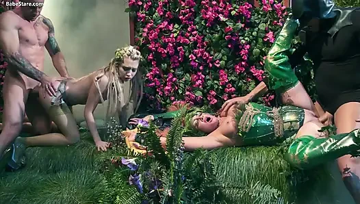 Poison Ivy Parody: Kostümlü seksi kızlar grup seks yapıyor