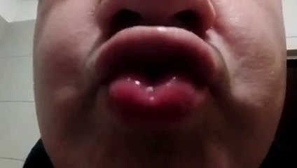 Mi boca y mi lengua cuando chupo una conchita...