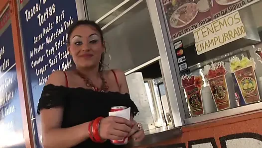 Büyük doğal memeli esmer hatun adamın ıslak amını yalamasına izin veriyor