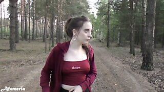 Трахнутую раком девушку, идущую в лесу с обнаженными сиськами