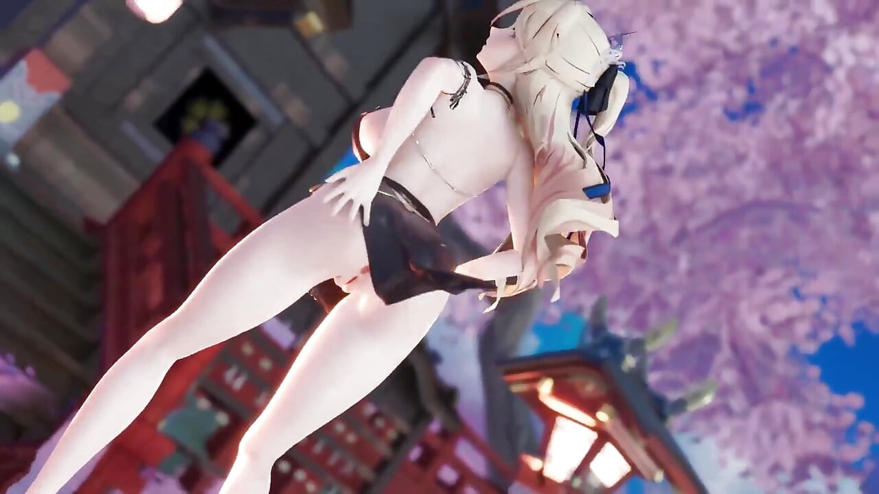 大きな胸が揺れ、膣が露出する