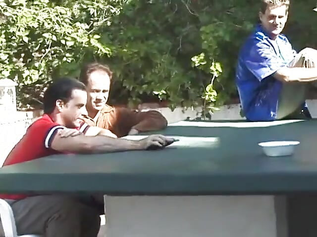 Azgın siyah saçlı güzel kız havuz başında dört adamı emiyor ve sikiyor