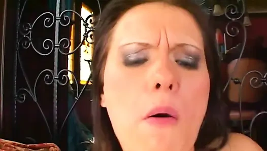 Tante seksi rambut cokelat ini dientot sampai orgasme sambil meringis keenakan