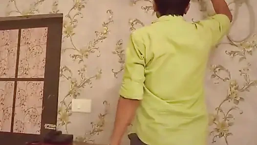 Servis görevlisi malkin'i romantik sikiyor