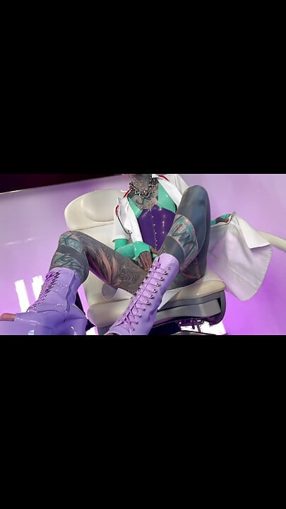 Gothic Ink Queen niszczy otwór analny za pomocą ogromnego paska