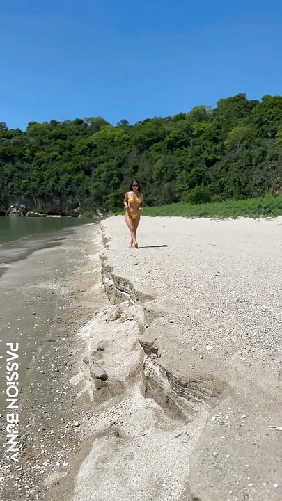 性感的黄色比基尼暴露和公共乐趣