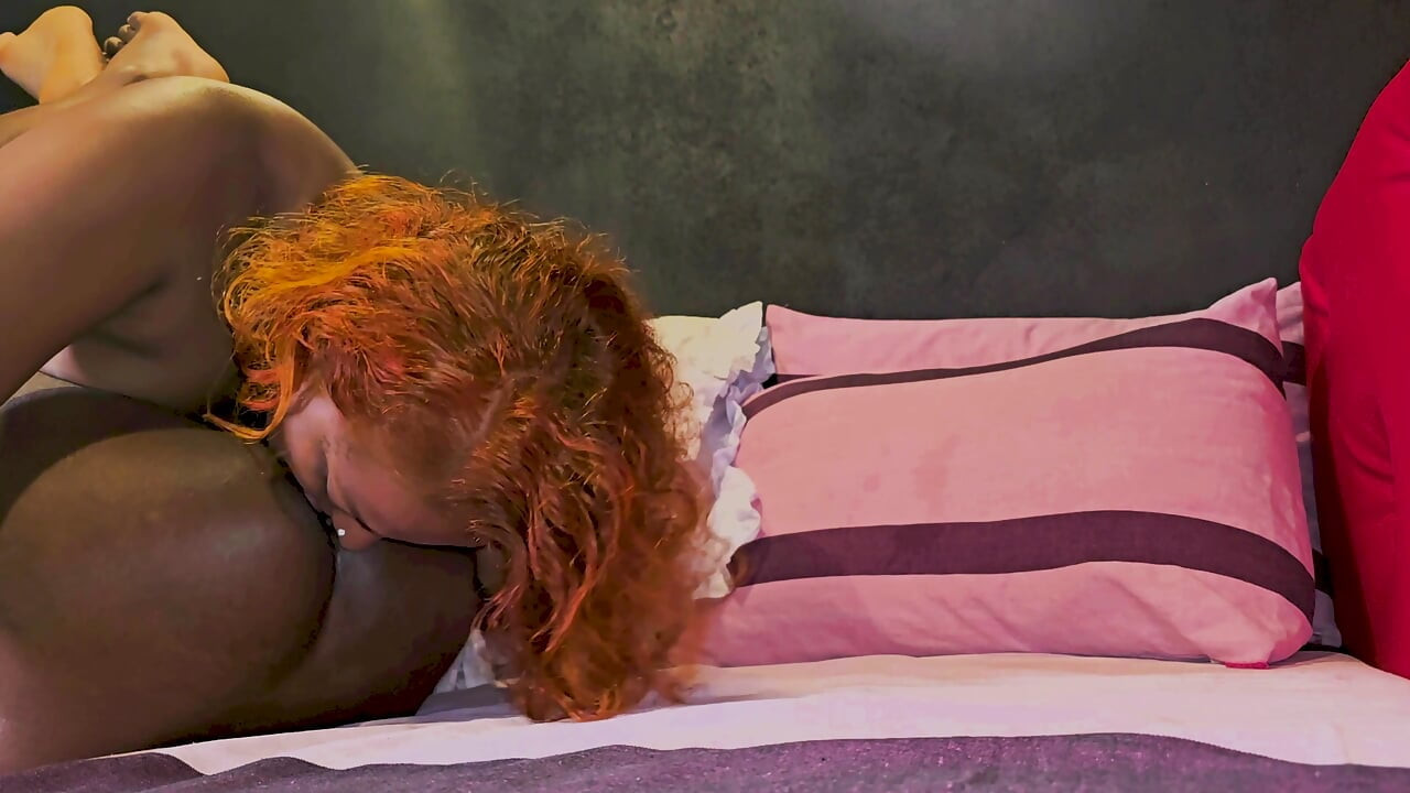 La reine du gros cul Nilmini Sheron se fait enculer violemment