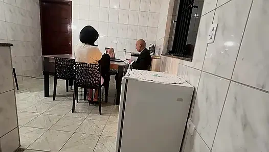 Sekreter götüne tokat atmasına ve dölleme ile anal penetrasyona şaşırıyor