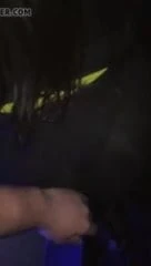 Rör vid stor röv i fest