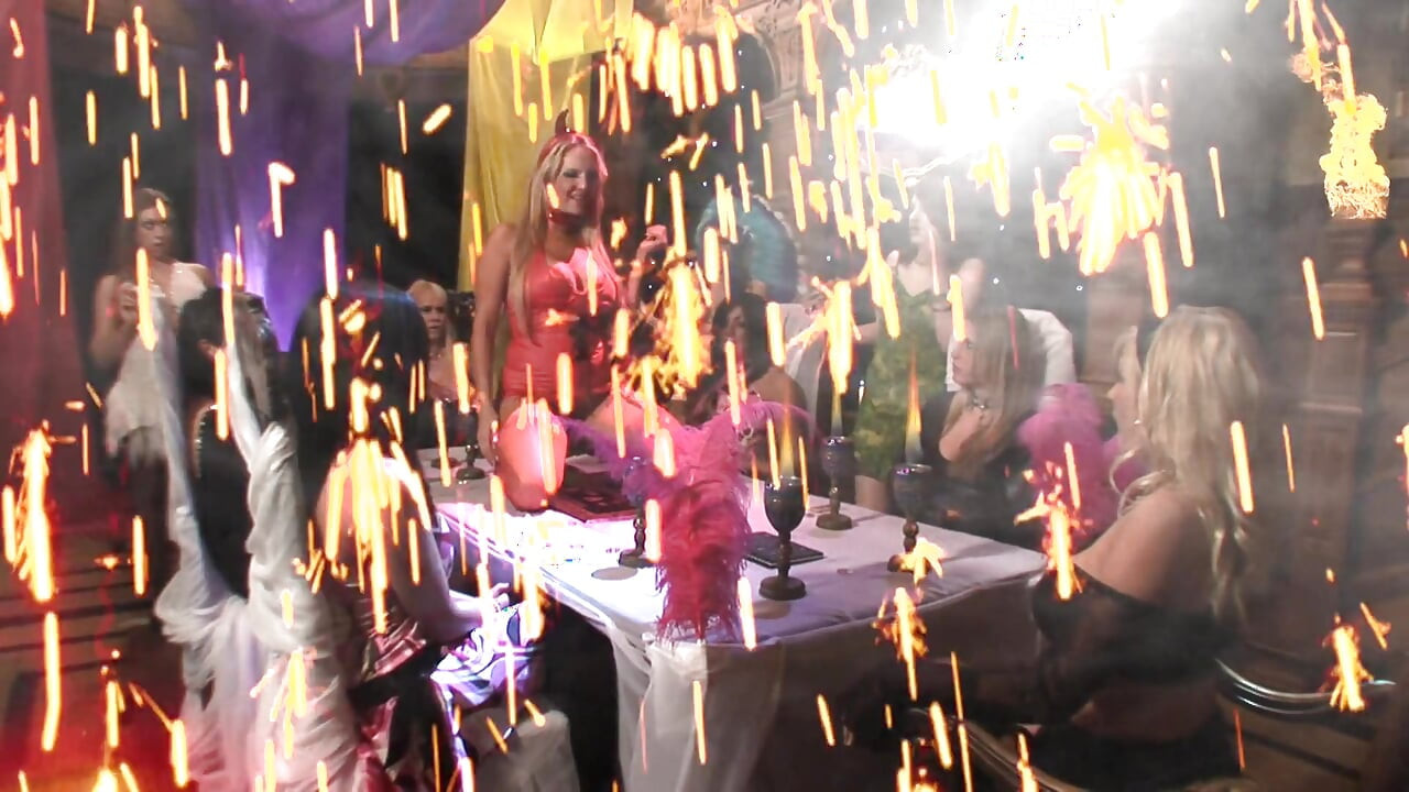 Chicas cachondas tienen una orgía fetiche con algunos chicos cachondos durante una sesión