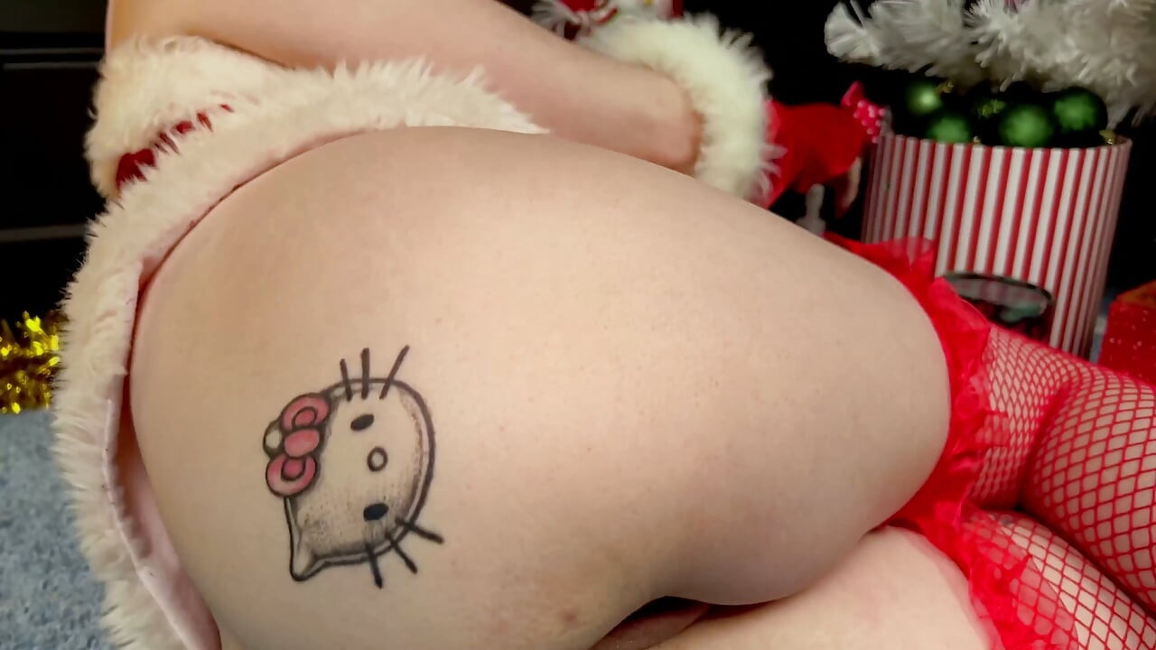 Santa's meisje neukt in de kont met een dildo