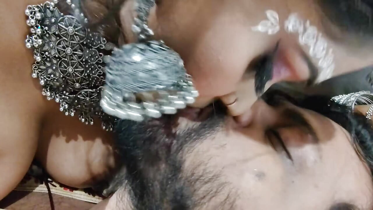 Akele me dekh kar Bhabhi ji jabbar ko dasti room me pel diya