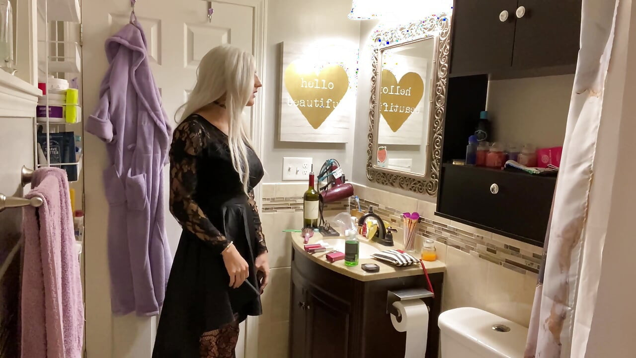 Emo Crossdresser Puts on Buttplug and Jerks off