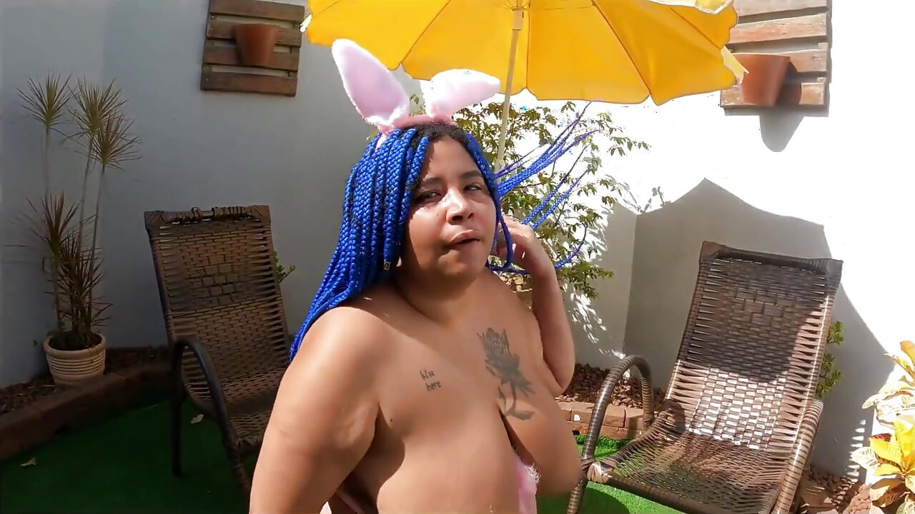 더위에 있는 토끼는 그녀의 보지를 주는 것을 그만두고 싶지 않아