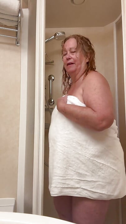 Nenek mandi selepas mencurahkan buih seluruh