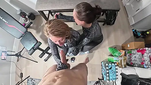 Versaute cosplay-stiefschwester und ihre freundin verkleidet sich als Spinnenmädchen. FFM dreier, muschi und analer creampie