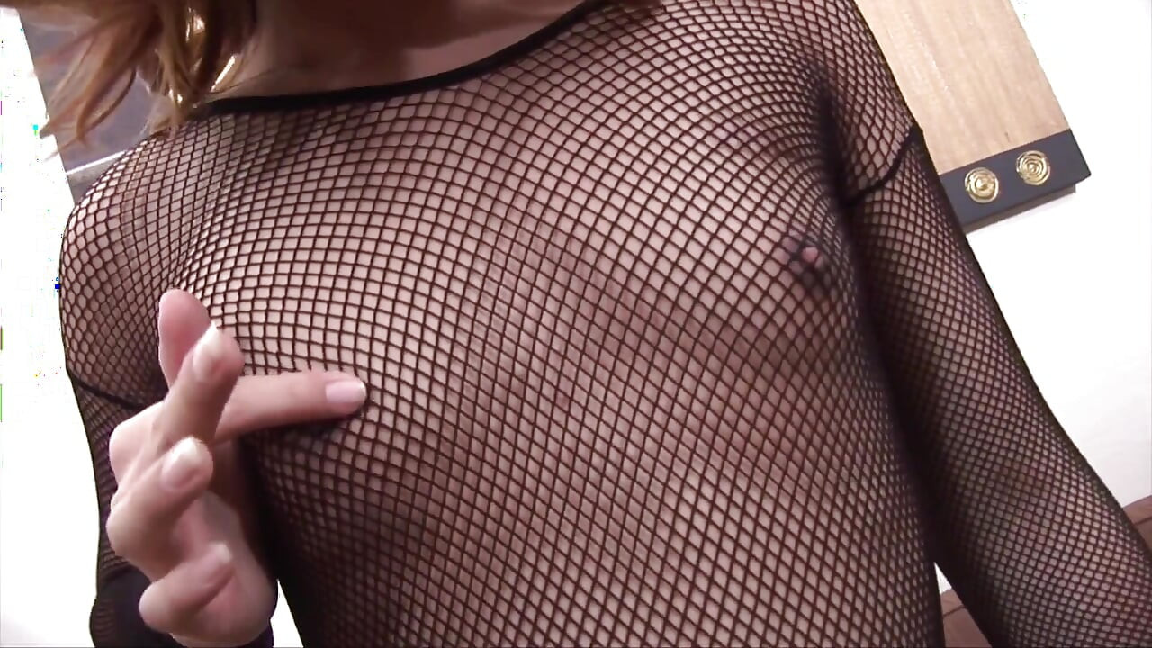 Худенькая транс подрачивает ее член - транс и шмель