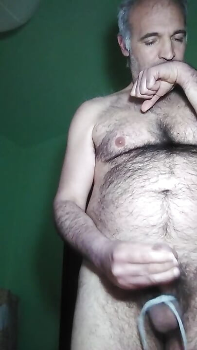 我叫一个女孩, 当我和她说话时, 我用我的球被我的运动鞋蕾丝绑住, 抚摸我的鸡巴.