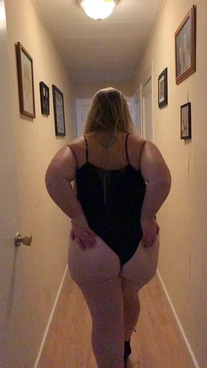 Hotttt curvy BBW with a HuGE ASS!!