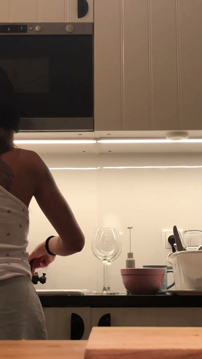 Camera, geen slipje amateur brunette in keuken | Clip 1