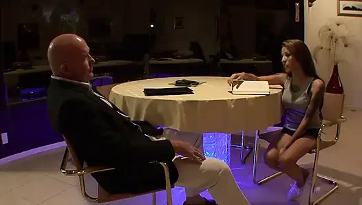 Pelacur muda ngocok kontol ayah tirinya dan dientot