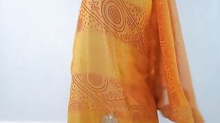 Muhteşem üvey anne arkadaş sari giyen götünü sikiyor ve amcığını emiyor