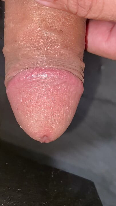 Mijn lul is zo heet, ik wil hem in iemands gaatje steken, hard knijpen om al dat slijmerige spul eruit te spuiten