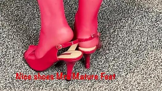 #372 Bayan olgun ayaklar otelinde senin için soyunuyor