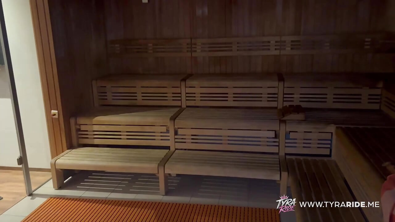 Tatuada morena brinca com vibrador rosa na sauna fumegante em primeiro plano