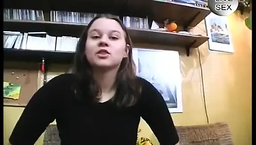 Vollbusige brünette fingert muschi, bevor sie einen blowjob gibt