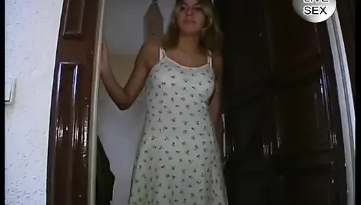 İri göğüslü sarışın amcık tek başına külot fetişi içinde dildo yapıyor